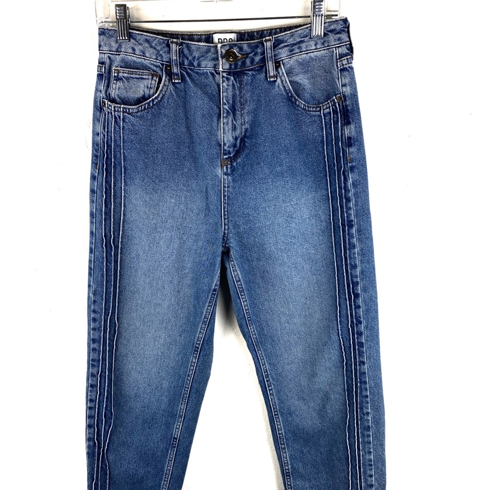 urban outfitters BDG Mom Jeans 80s w29 L32 side pin tucks comfort medium wash